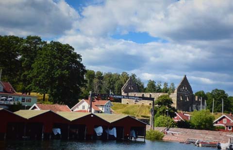 Der Hafen mit der Schlossruine auf Visingsö